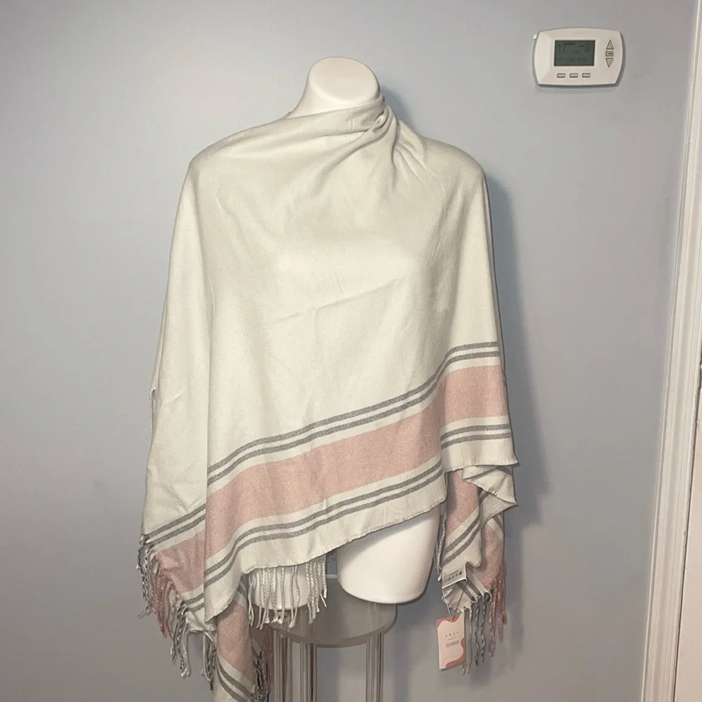 Siizu Causebox Collaboration NWT ladies 100% Viscose fringe wrap.